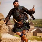Учасник фестивалю "Середньовічний Хотин" у шотландському костюмі